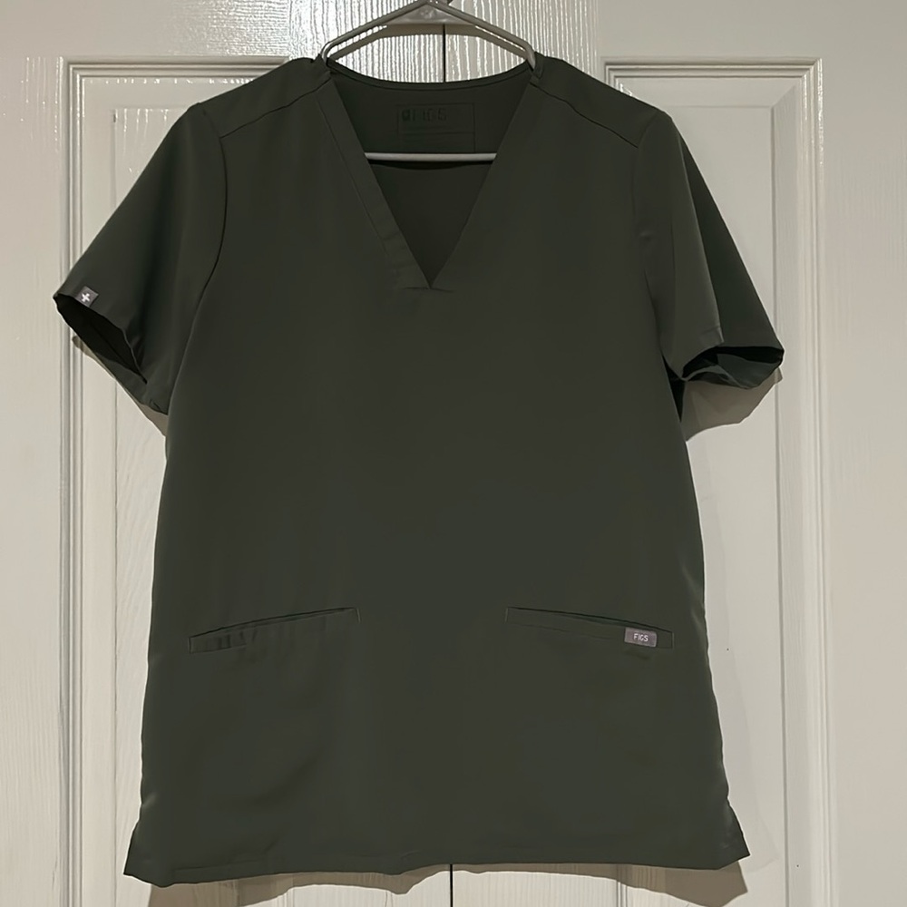 Figs Casma three pocket scrub top in Moss, size M